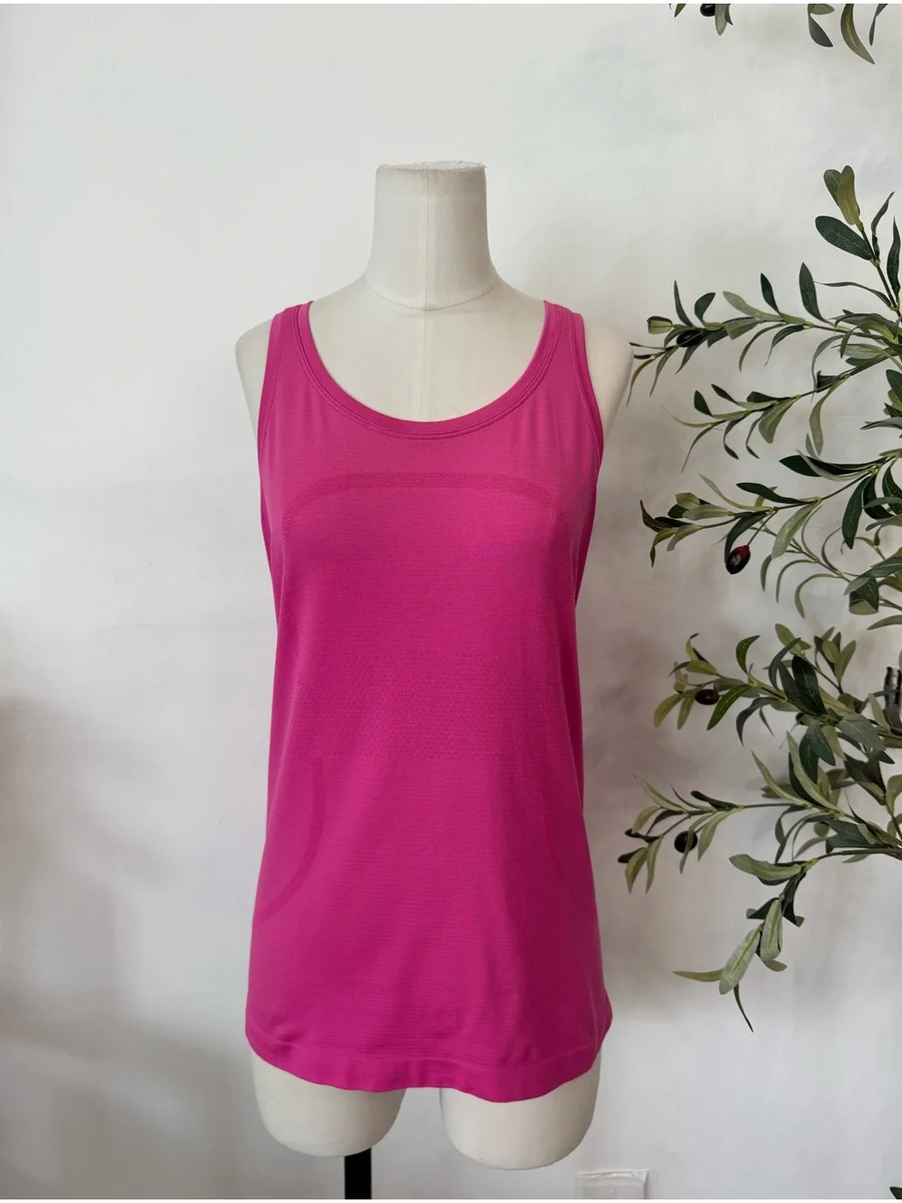 Lululemon Swiftly Tech Racerback Tank Size 8 - Pink